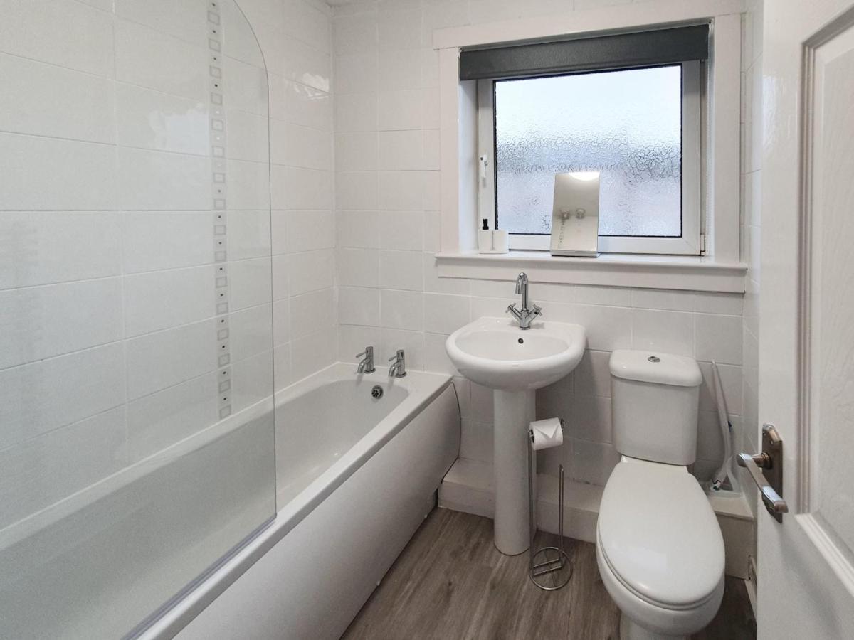 3 Bedroom House Amazon M90 Dunfermline Edinburgh Bagian luar foto
