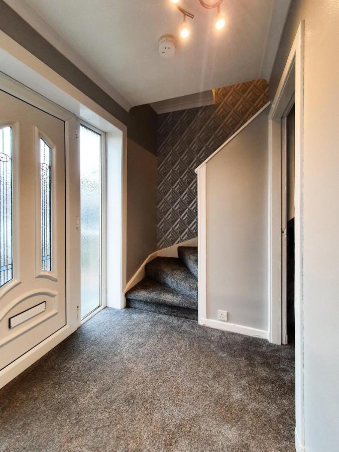 3 Bedroom House Amazon M90 Dunfermline Edinburgh Bagian luar foto